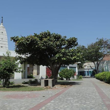 Radha Madhav Ashram Vrindavan Bagian luar foto