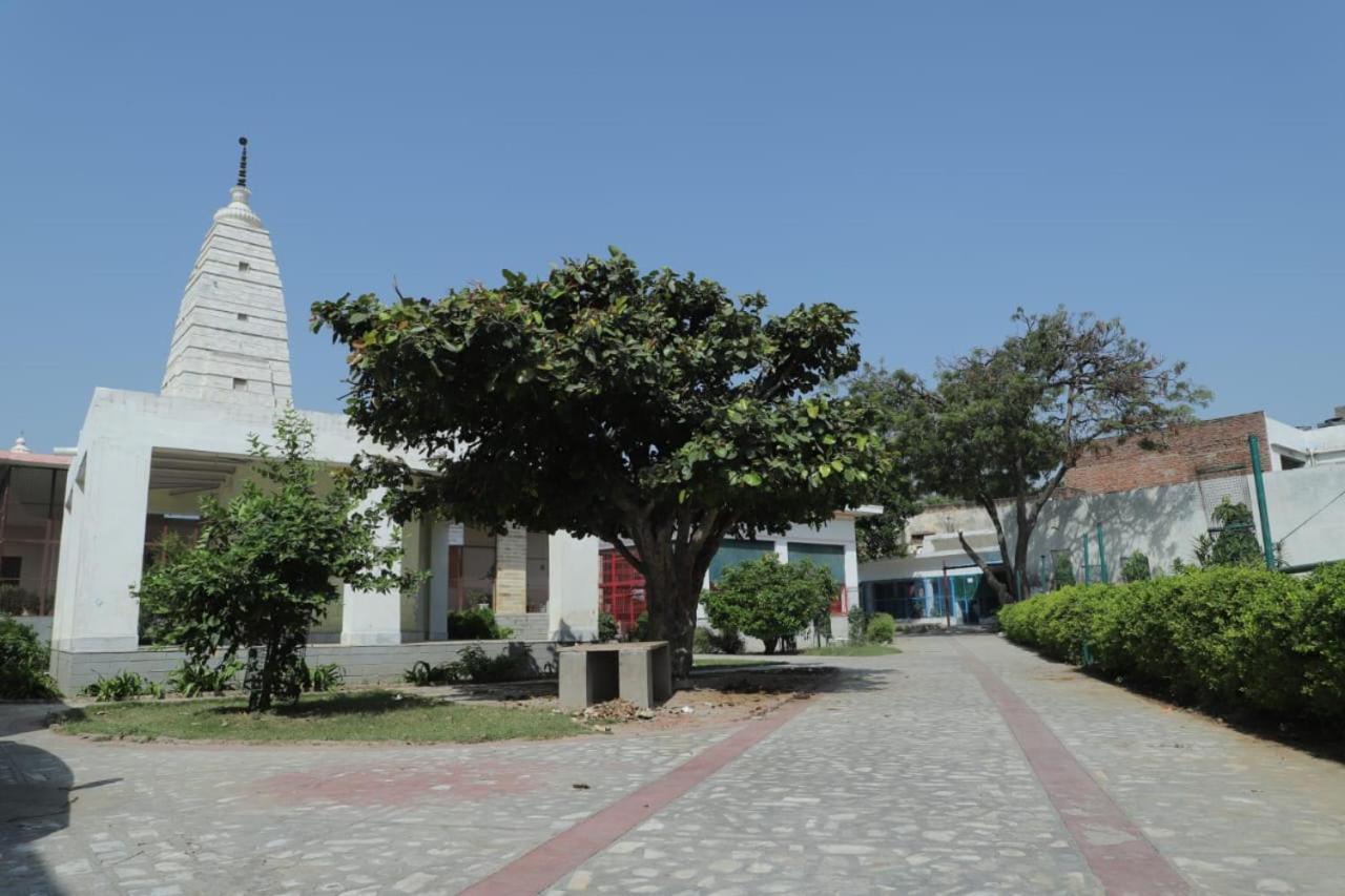 Radha Madhav Ashram Vrindavan Bagian luar foto
