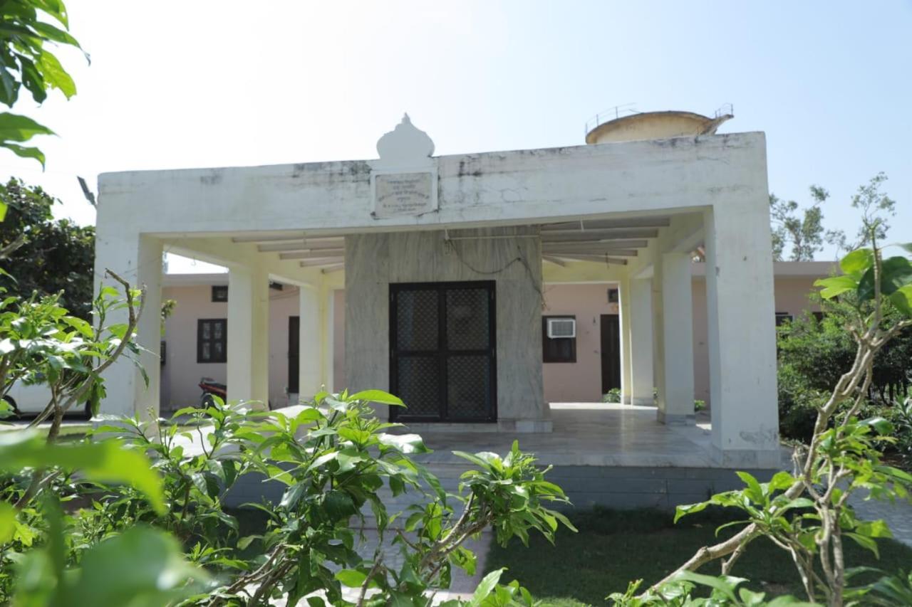 Radha Madhav Ashram Vrindavan Bagian luar foto