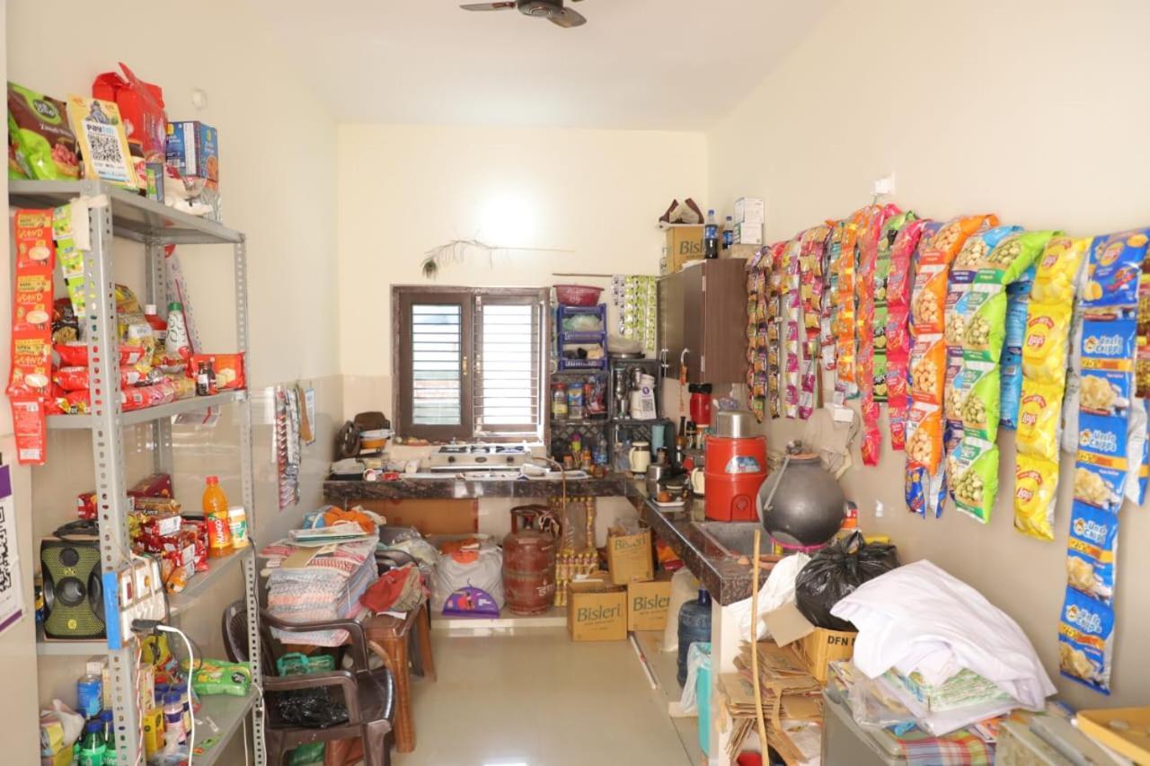 Radha Madhav Ashram Vrindavan Bagian luar foto