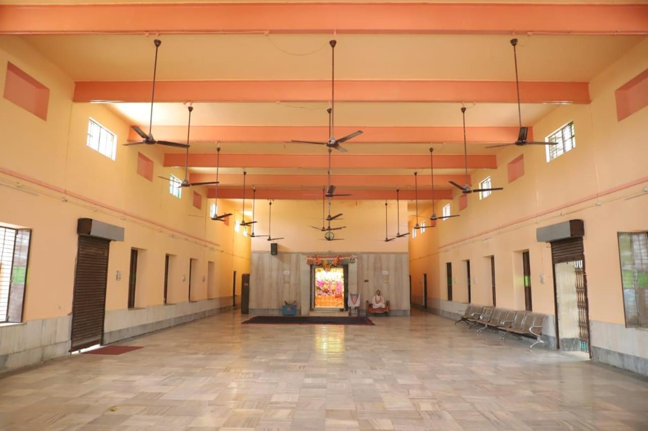 Radha Madhav Ashram Vrindavan Bagian luar foto