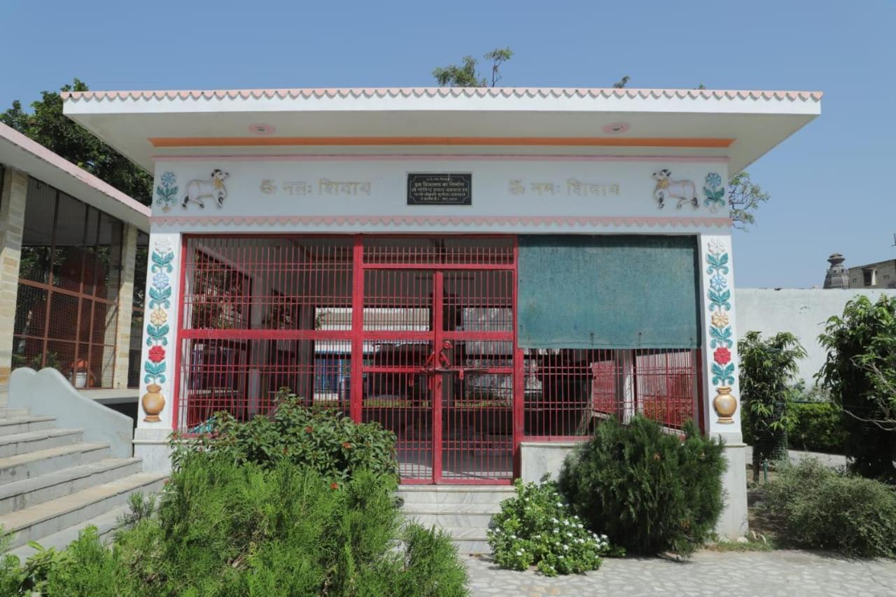 Radha Madhav Ashram Vrindavan Bagian luar foto