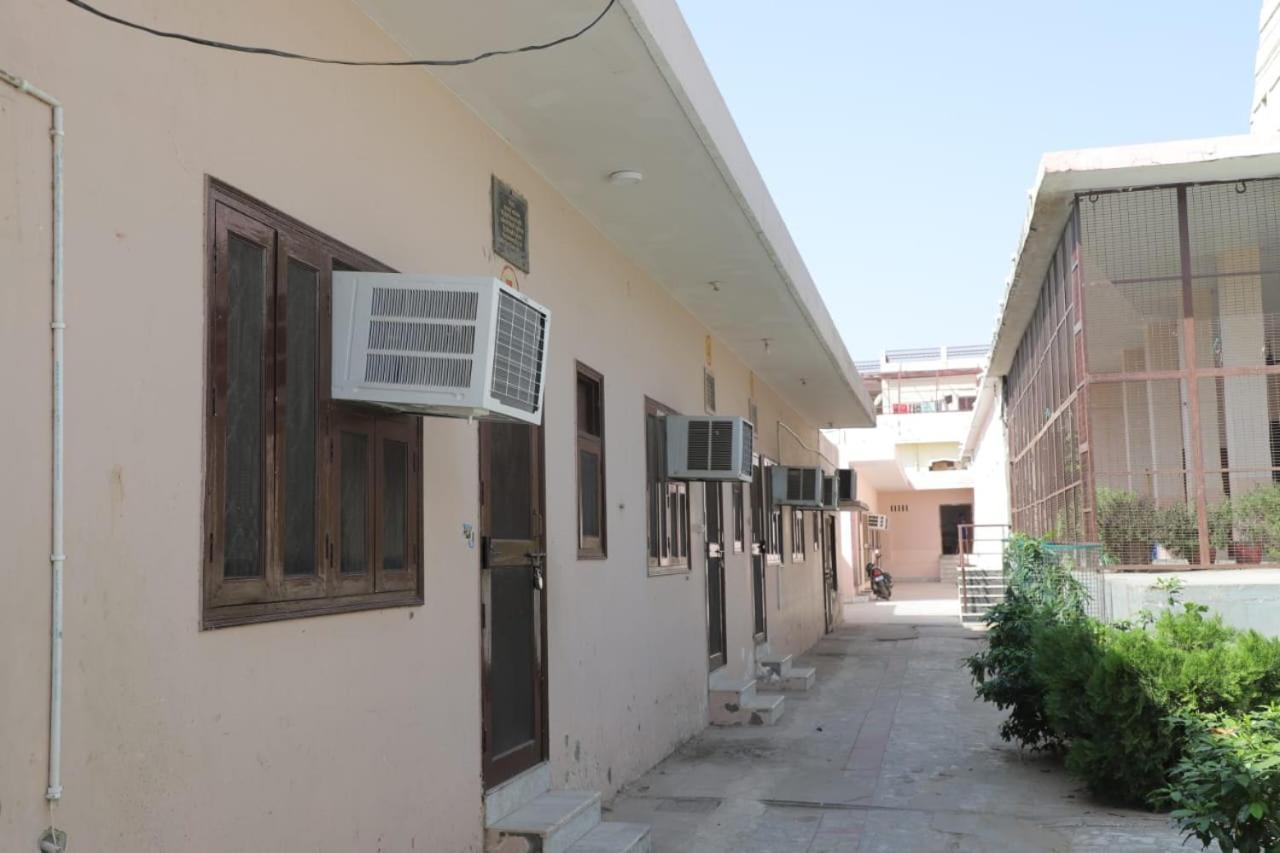 Radha Madhav Ashram Vrindavan Bagian luar foto